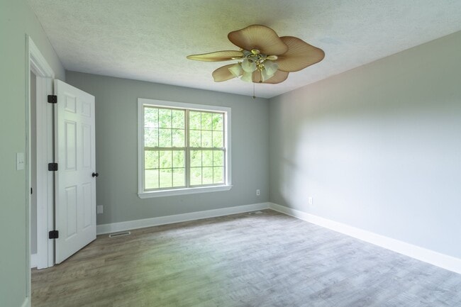 Building Photo - 3 Bed, 2 Bath, 2350sqft, 5.86acres