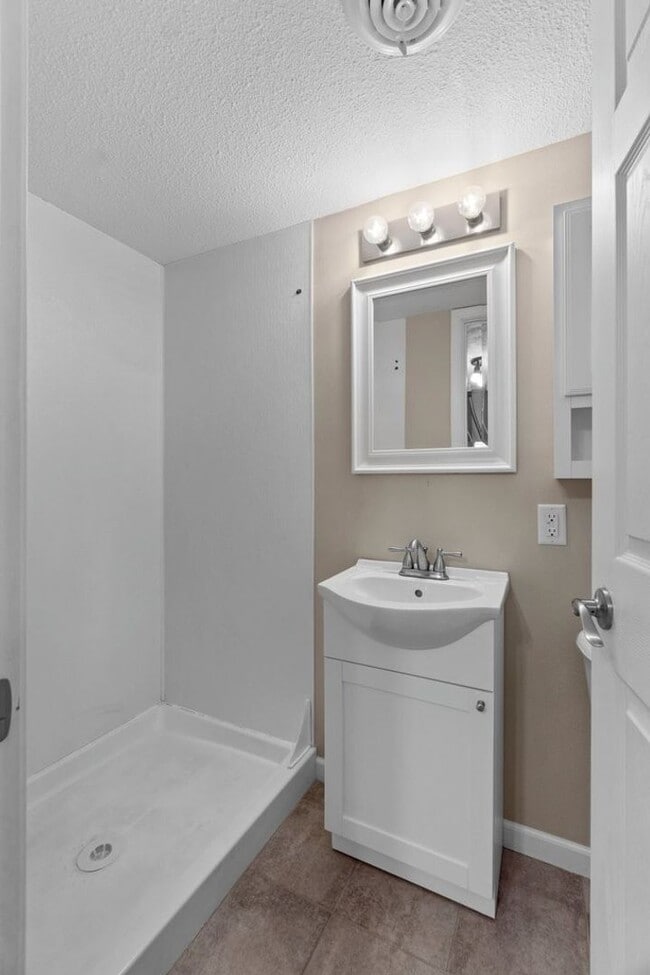 Building Photo - 3 Bedroom House in Cape