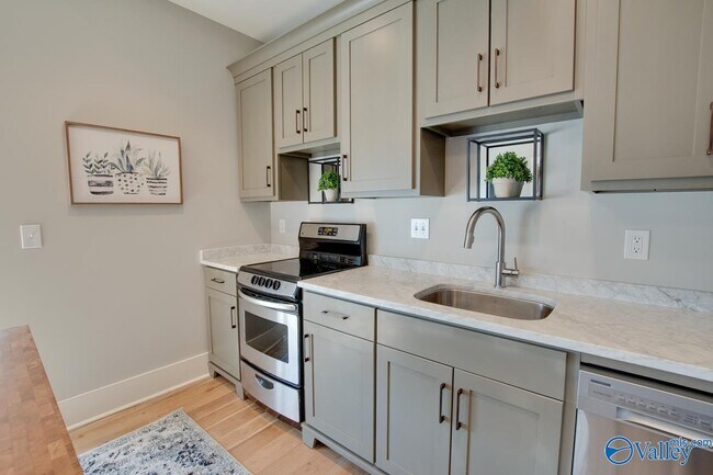 Building Photo - 32 Hillcrest Ave NW