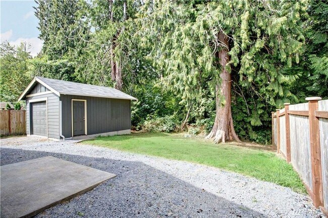 Building Photo - 3 bdrm 1.75 bath in Spanaway gated Lake Park Community $2495