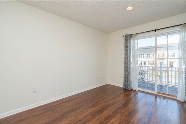 Building Photo - 3 Bed Updated Condo