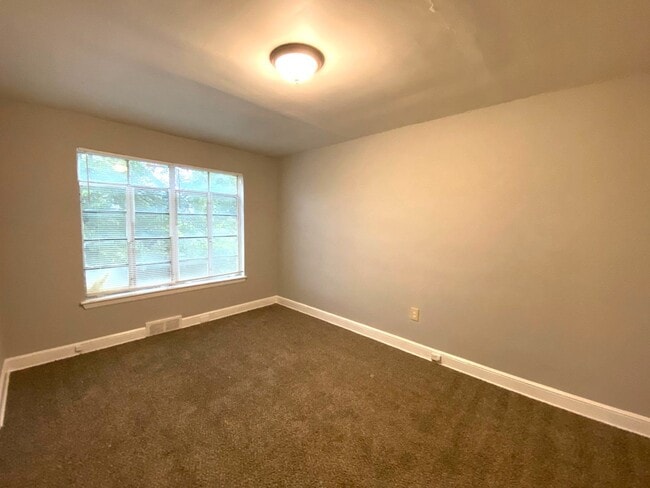 Building Photo - 1032 N Evergreen St