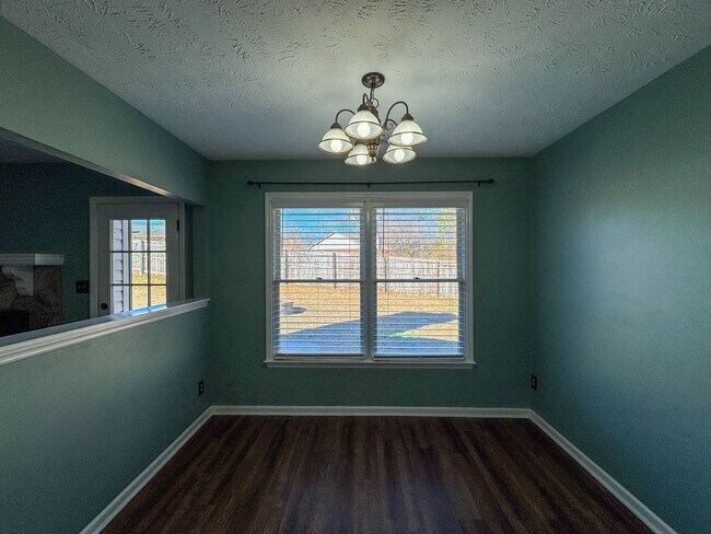 Building Photo - Charming 3 Bed 2 Bath Home with Fenced Backyard