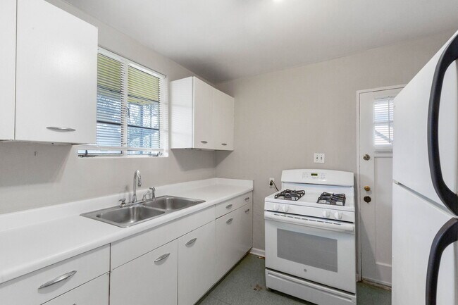 Building Photo - 3809 Maplewood Ave