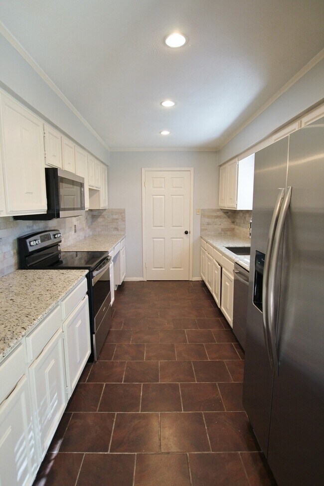 Building Photo - Available Now: Stunning 4-bedroom, 2-bath ...