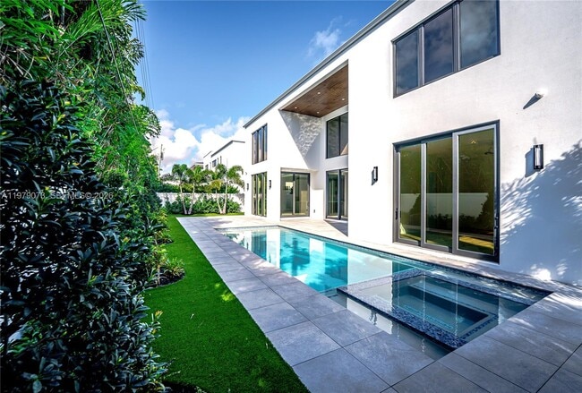 Building Photo - 464 NE 6th St