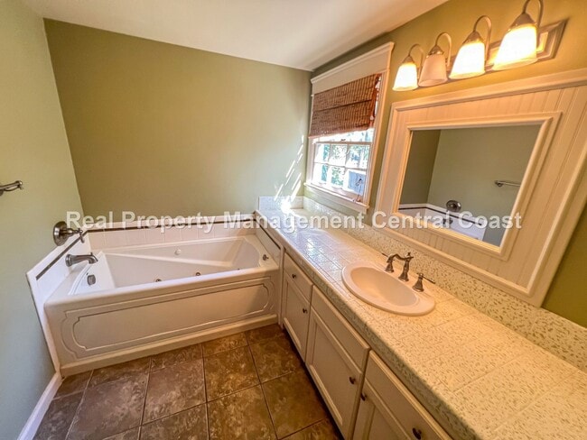 Building Photo - AVAILABLE SEPTEMBER - Nice Home in Atascad...