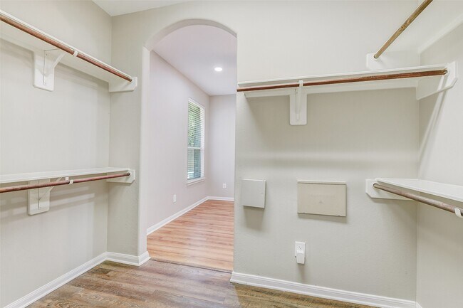 Building Photo - 12635 Lakeshore Dr