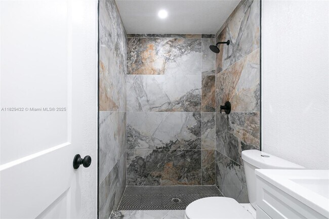 Building Photo - 6125 SW 40th Ct