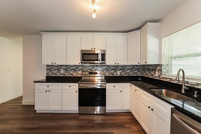 Building Photo - 701 NE 11th Ave