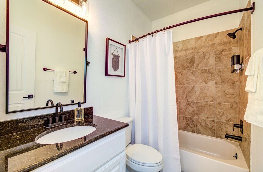 Building Photo - 2617 Yale St