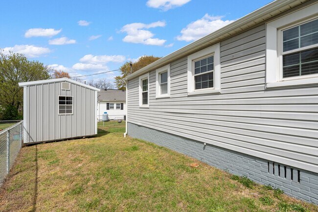 Building Photo - 2 Bedroom 1 Bath Within Walking Distance t...