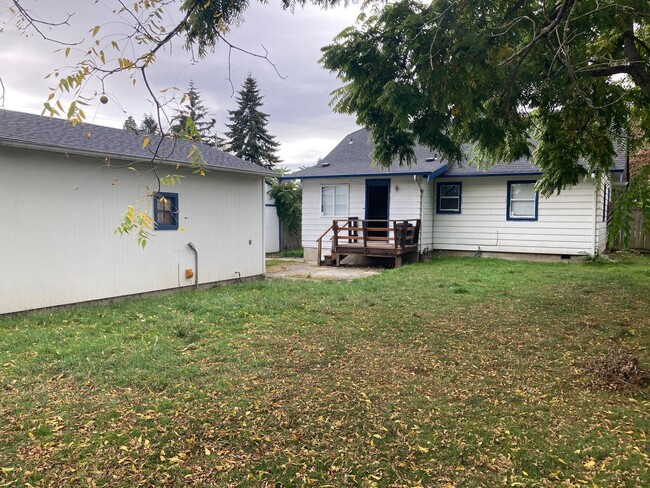 Building Photo - Spacious 3 bed / 1 bath Home, Large Privat...