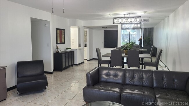Building Photo - 2500 Parkview Dr