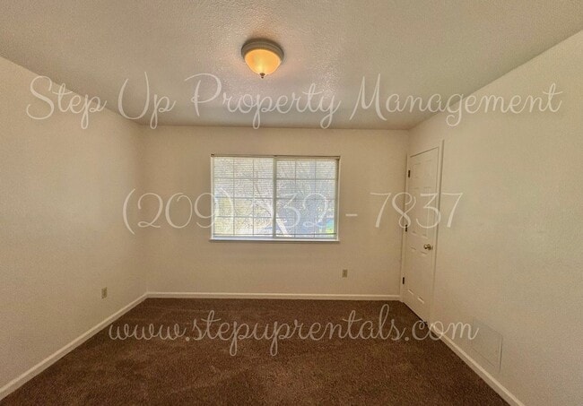 Building Photo - Bright and Freshly Updated 3 Bed 1.5 Bath ...