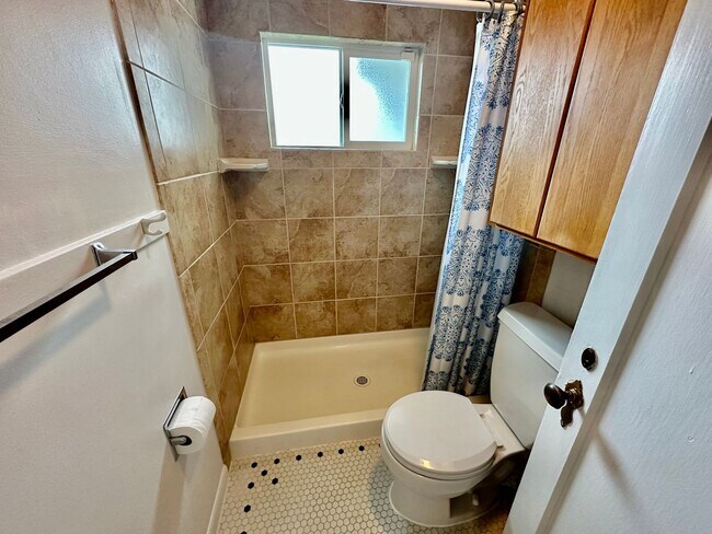 Building Photo - Charming Downriver Home