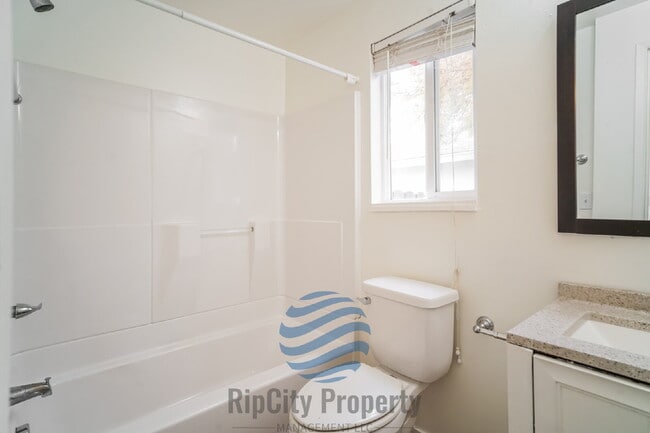 Building Photo - 2452 SE 9th Ct