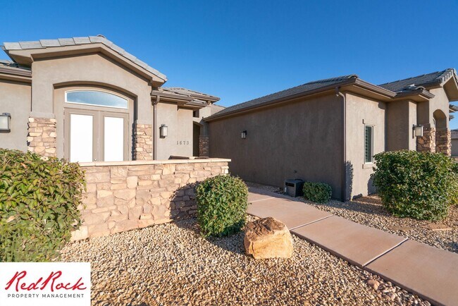 Building Photo - Stunning 2 Bedroom Fully Furnished Home. Community Pool & Mini Golf!