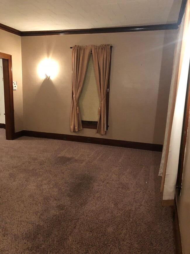 Building Photo - 558 Monroe St