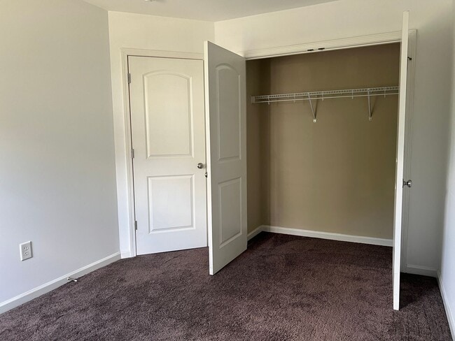 Building Photo - Gorgeous 3/2.5 End Unit Condo in Simpsonvi...
