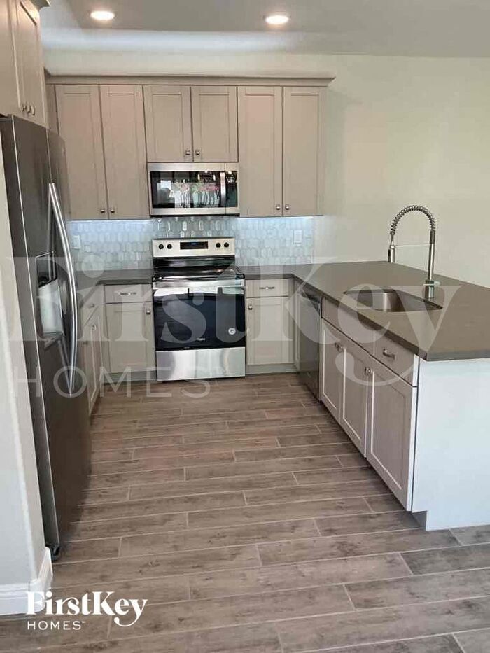 Building Photo - 1023 S 151st Ln
