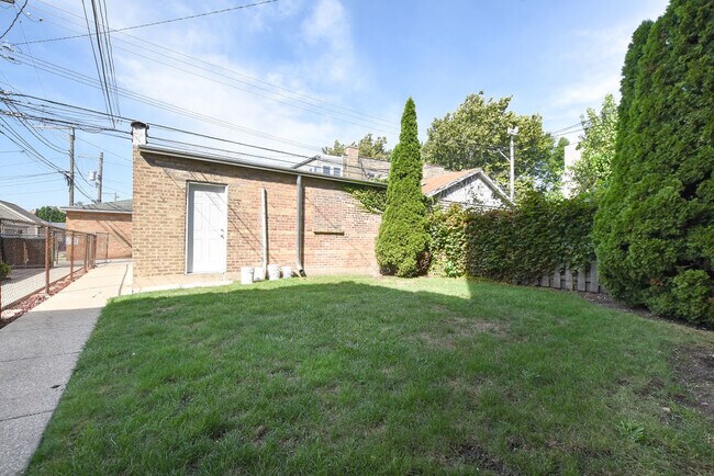 Building Photo - 4248 N Damen Ave