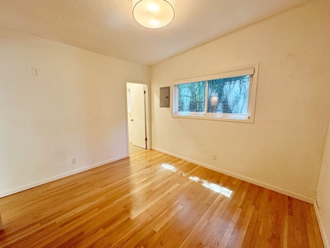 Building Photo - Beautiful 1-bedroom unit (half of a duplex...