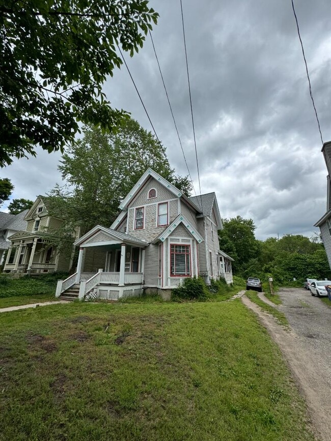 Building Photo - 228 Henry Ave SE