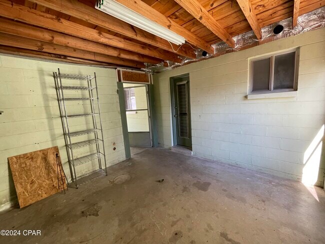 Building Photo - 305 Tarpon St