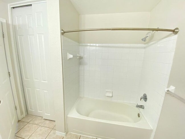Building Photo - 13917 Fairway Island Dr