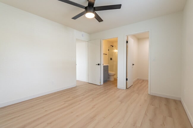 Building Photo - AVAILABLE NOW - 2 Bedroom, 2 Bath Coastal Apartment