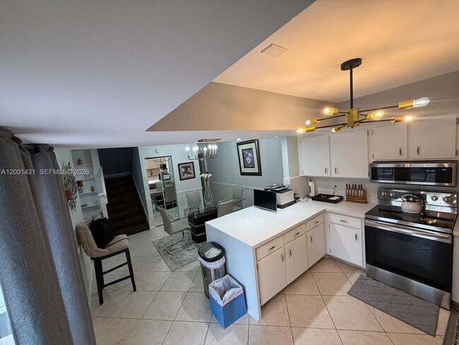 Building Photo - 1569 Shaker Cir