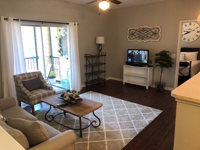 Building Photo - 447 W Longleaf Dr