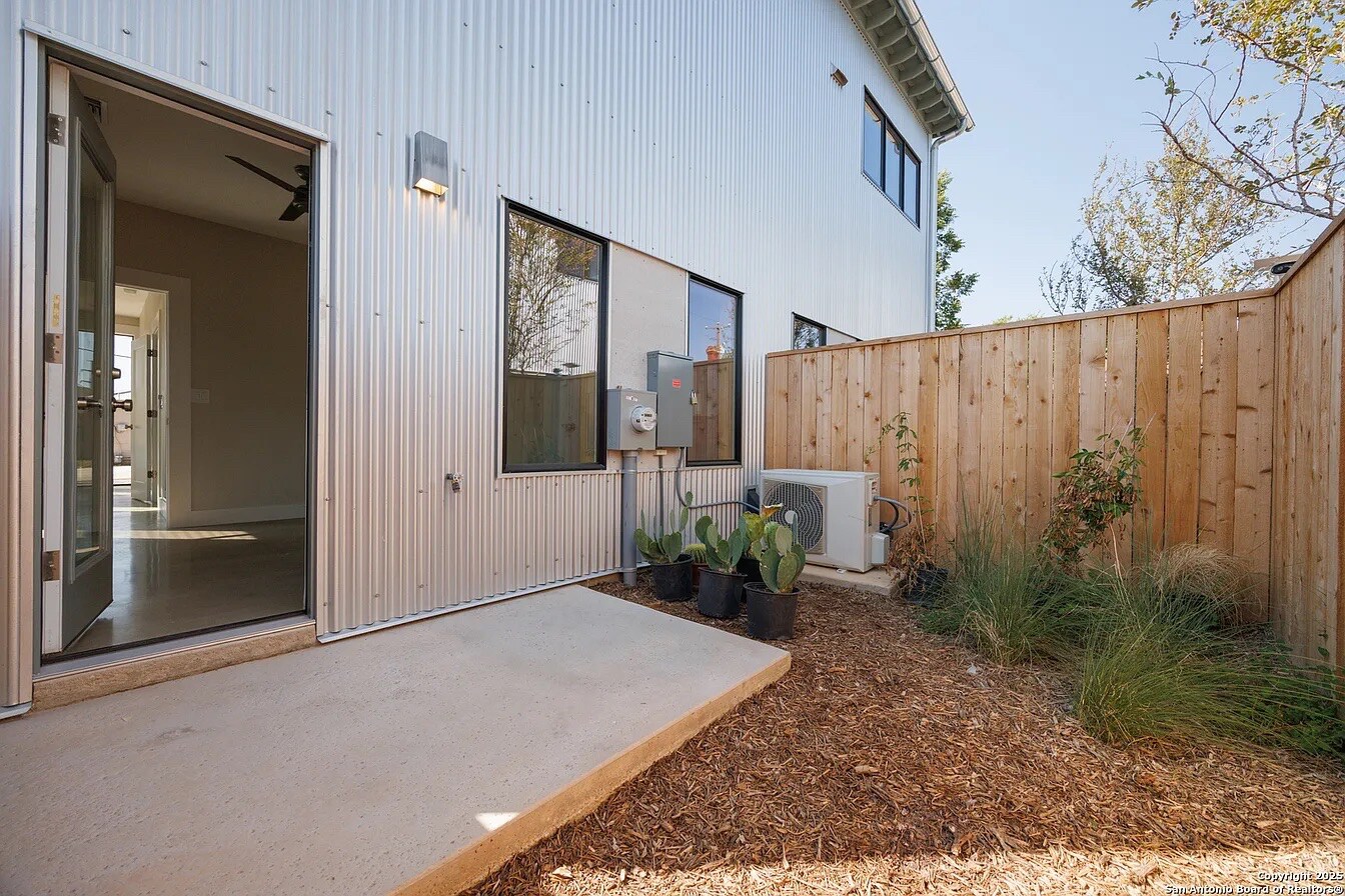Building Photo - Room in Townhome on S Cherry St