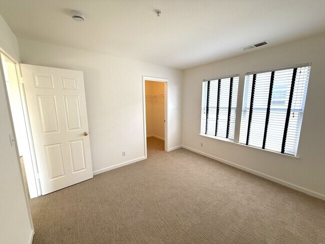 Building Photo - 184 Baypoint Dr
