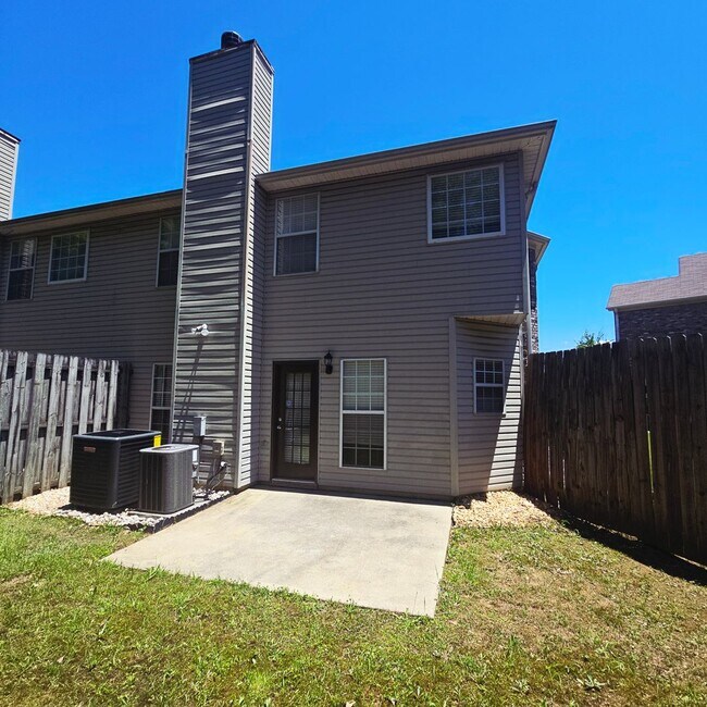 Building Photo - Spacious 3 BR / 2.5 BA in Birmingham!