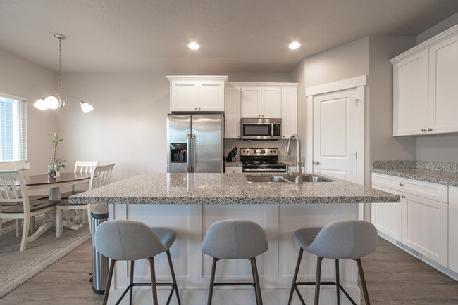 Building Photo - Text RENT to +18019018302