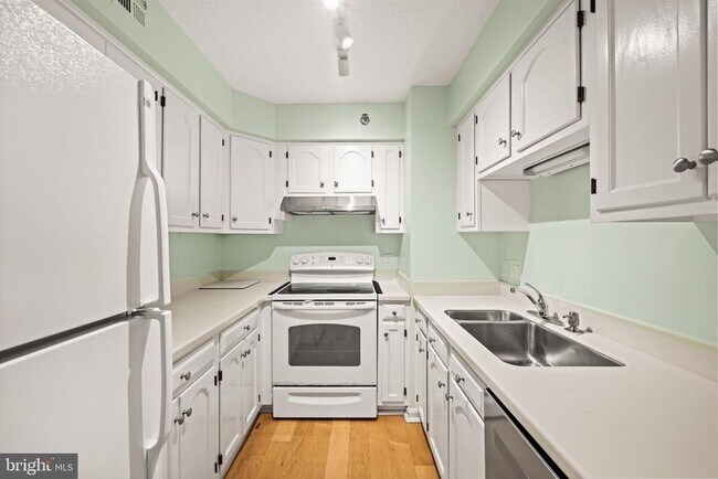 Building Photo - 1301 N Courthouse Rd