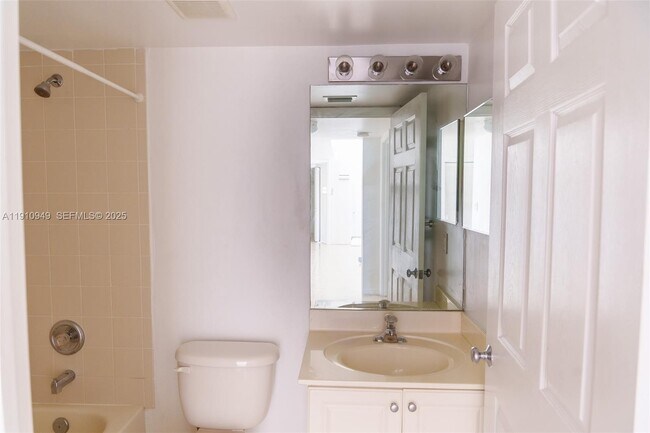 Building Photo - 509 E Sheridan St