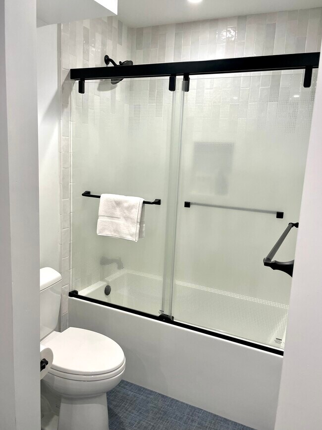 Guest Bath - 49 Kingston Ct S