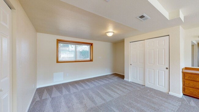 Building Photo - Location, Location, Location! - Four Bedroom house located minutes from Des Moines Waterfront