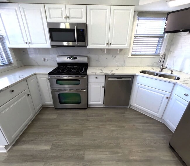 Building Photo - Exceptional single-family near UIC-DePaul University -North Park University