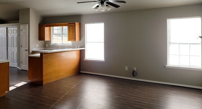 Building Photo - Great 4 Bedroom 2 Bath home and fenced yard!!!