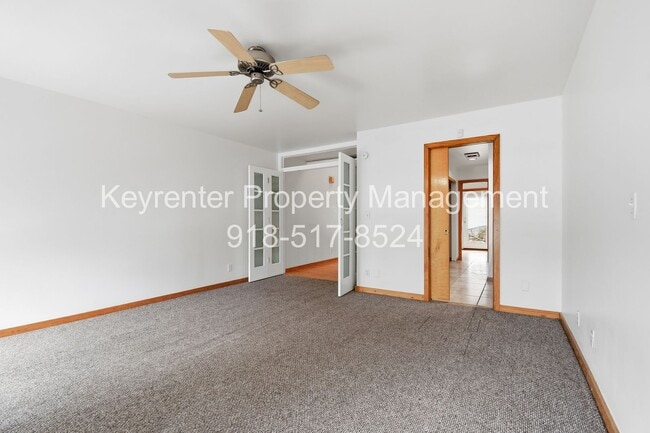 Building Photo - 2 Bed 2.5 Bath Right off Cherry Street!!