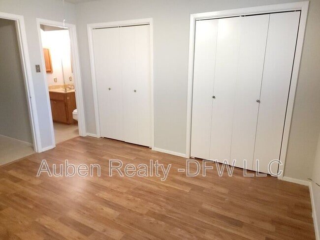 Building Photo - 1106 Suburban Dr