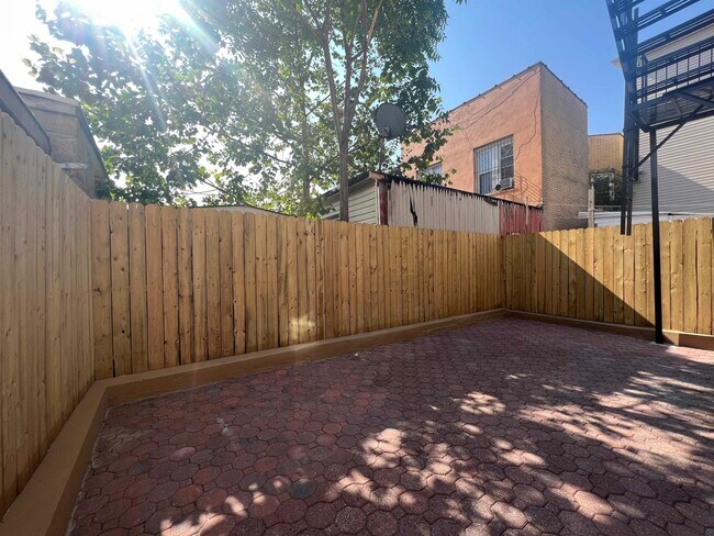 Building Photo - 34 Giles Ave