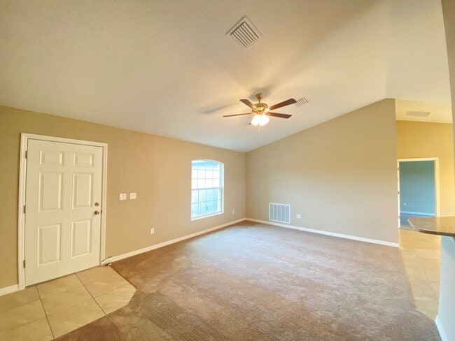 Building Photo - Custom Home - Desirable SE Ocala Neighborh...