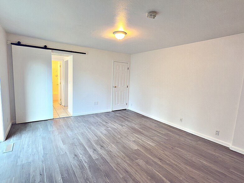 Building Photo - 6731 SE Fern Ave