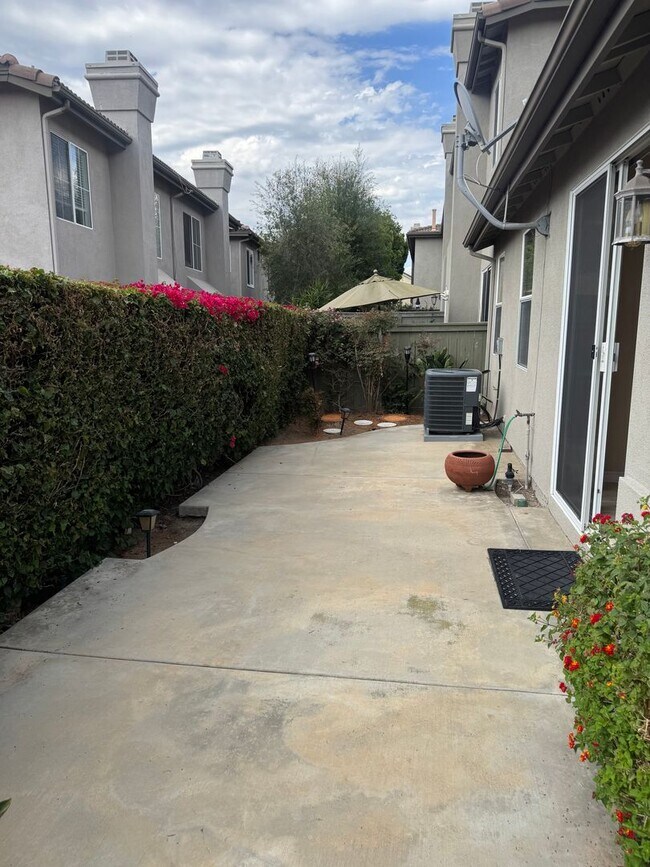 Building Photo - Beautiful 2 Bedroom/2 Bathroom + Bonus Room in Gated Community