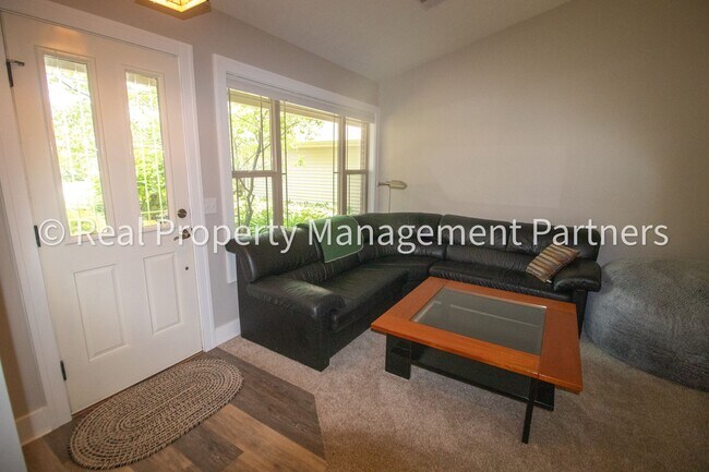 Building Photo - Fully Furnished 3BR/2BA Condo – Near River...